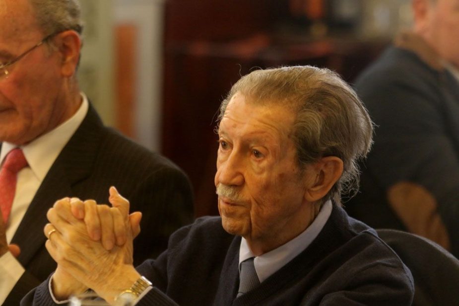 El escritor malagueño Manuel Alcántara recibirá la Medalla de San Isidoro de Sevilla de la UNEE