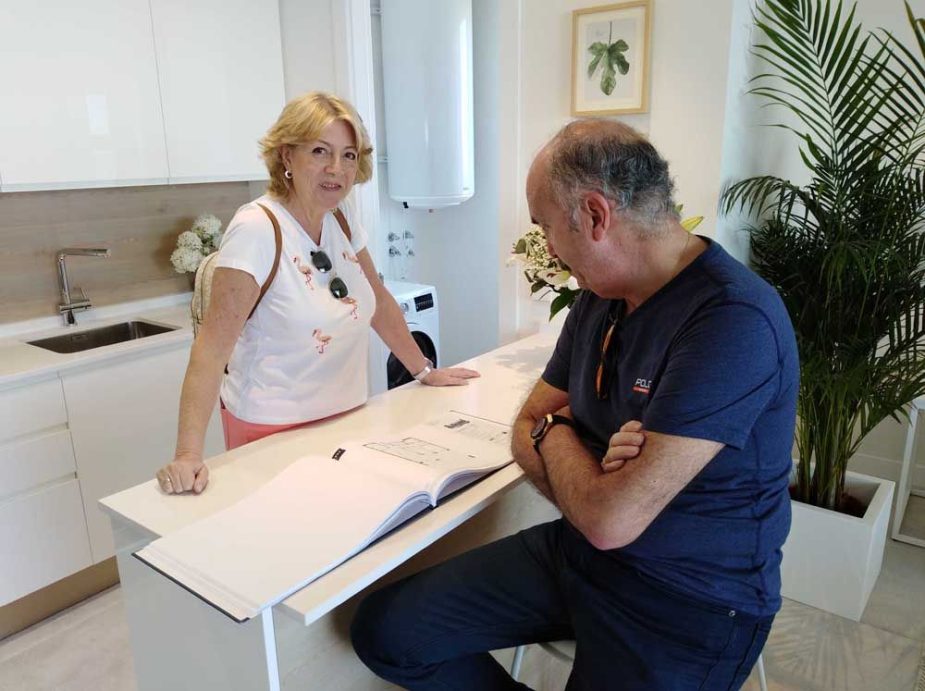 Un matrimonio comprando una vivienda en Vanian Green Village, Estepona.