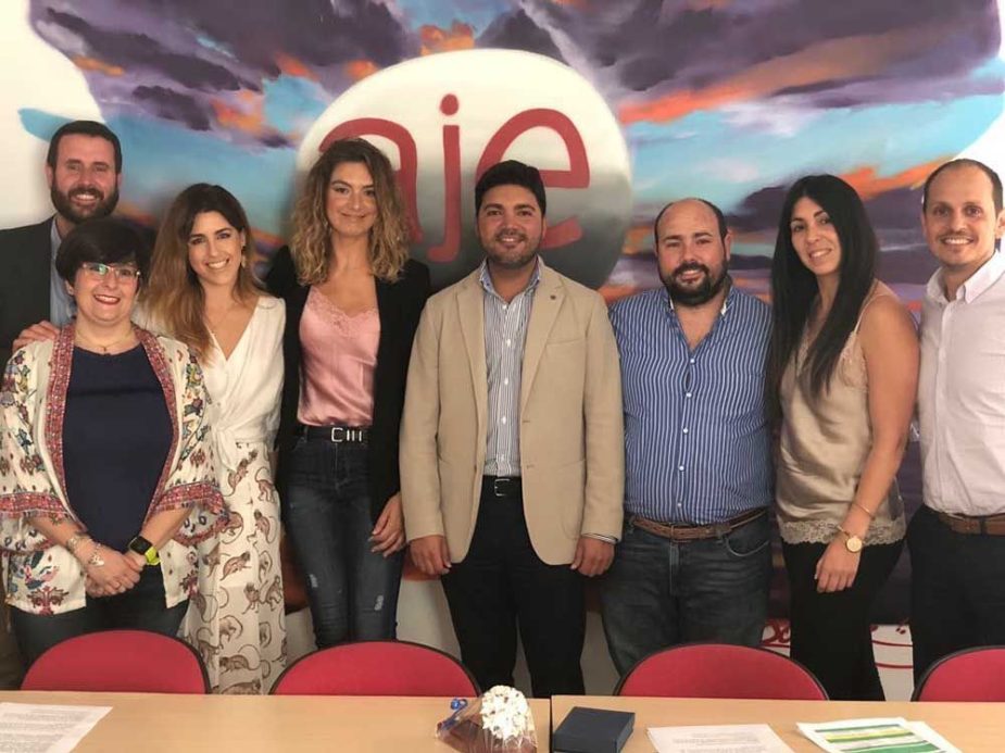 Nueva ejecutiva de AJE Málaga, de izquierda a derecha: Alejandro Román, Alicia González, María Delgado-Shwarmann, Ana Morales, Ricardo Nandwani, José Antonio García, Nazaret Orozco y Vicente Bejarano.