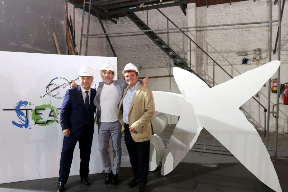 De izquierda a derecha: Juan Ignacio Zafra, director territorial de CaixaBank en Andalucía Oriental y Murcia; Antonio Banderas, promotor del proyecto Teatro Soho, y Xavier Mas, director de Marketing de CaixaBank