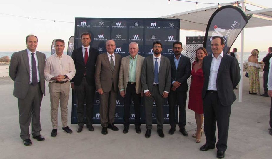 Ignacio Pareja; CEO de Momentum Reim, Carlos Conde, concejal del Distrito Este; Gabriel Fernández de Gamboa, COO de Momentum Reim; el alcalde Francisco de la Torre; el arquitecto del proyecto Ángel Asenjo; Juan Conejo, director regional de Momentum; Francisco Pomares, concejal de Urbanismo; y Caroline Clement y Roque Rotaeche, del fondo inversor Harbert Management Corporation.