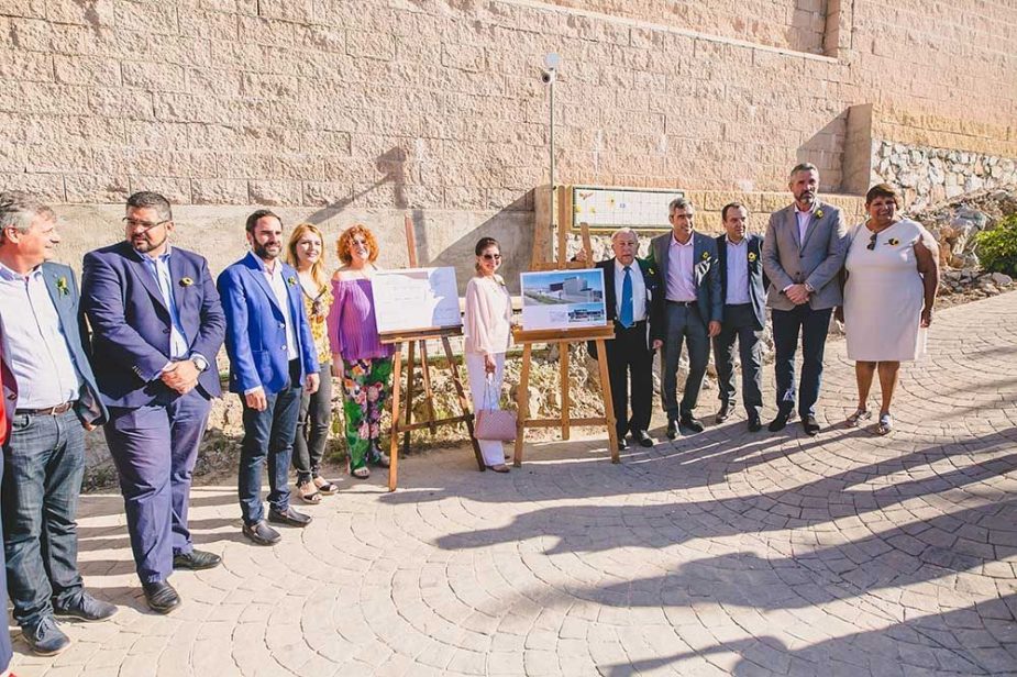 Primera piedra del Centro Yusuf Hamied de Estudios e Investigación