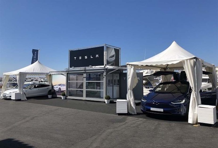 Tienda temporal de Tesla en Puerto Banús.