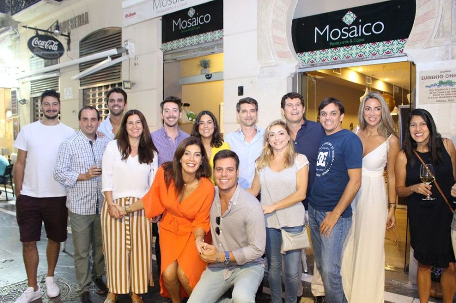 Grupo de amigos en la inauguración restaurante mosaico