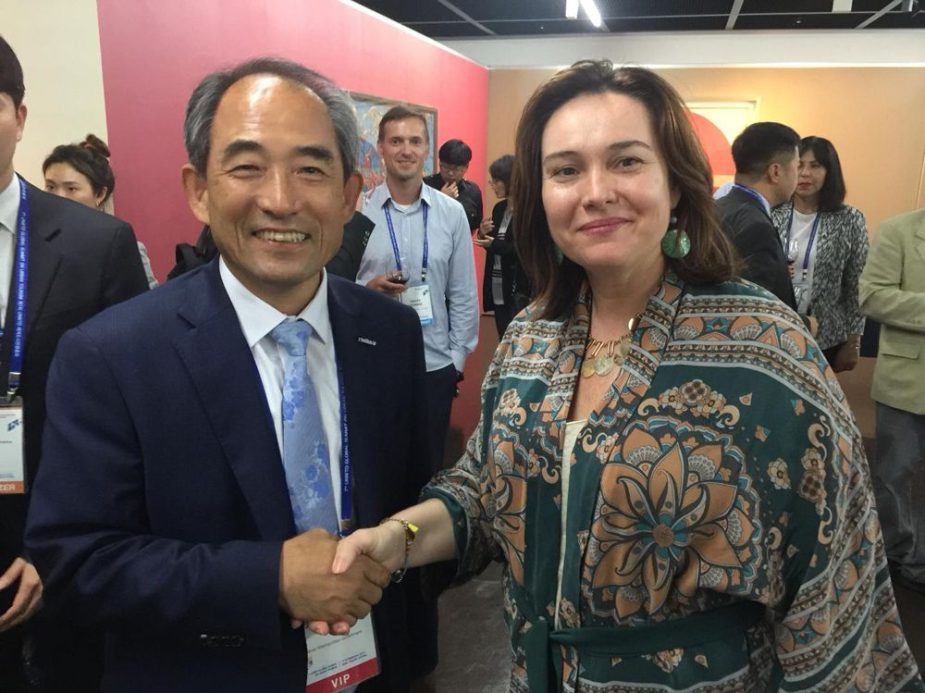 Yoon Joon Byeong, vice alcalde de Seúl y María del Mar Martín Rojo, concejala de Turismo y Promoción de la ciudad.