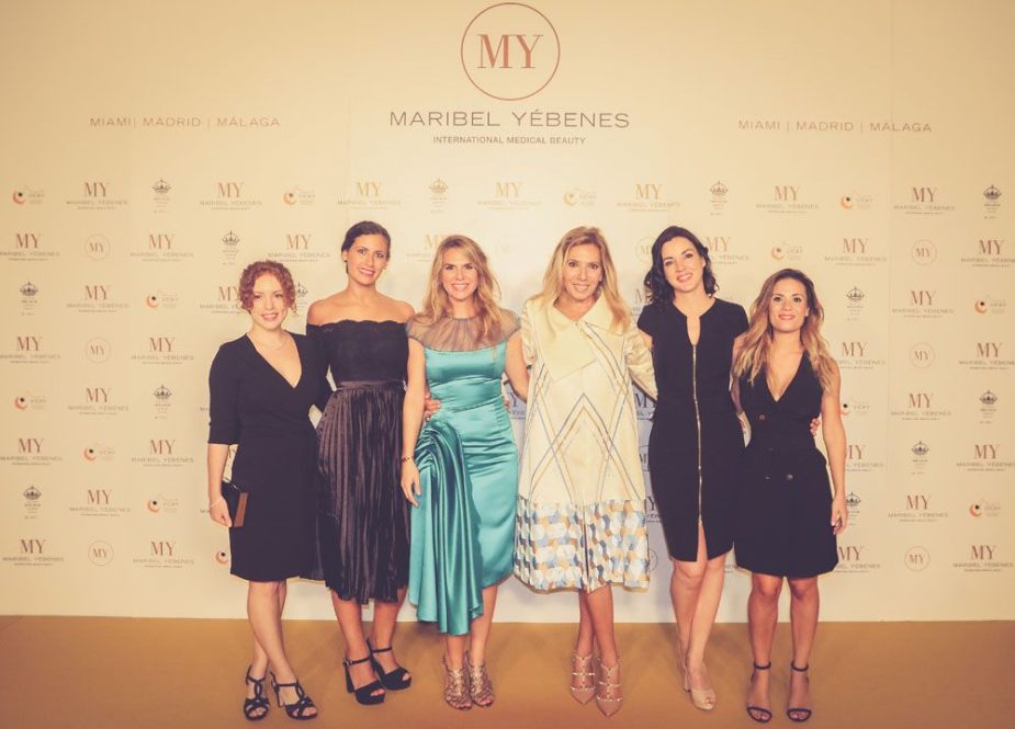El evento de inauguración tuvo lugar en el Gran Hotel Santos Miramar y entre los rostros conocidos que asistieron destacaron Pablo Motos, Mar Flores, Fiona Ferrer, Cari Lapique y Genoveva Casanova. Otros como los de Pilar Rubio, Marta Sánchez y Eva González trasmitieron su apoyo a Maribel Yébenes en la celebración de su nueva apertura a través de un vídeo, al no poder encontrarse en la ciudad. Todos amigos de la casa que siempre han confiado en los tratamientos y protocolos de vanguardia de MY, resaltaron la idoneidad de esta apertura en una ciudad que todos adoran y que visitan con asiduidad, y que supondrá un nuevo aliciente al abanico de opciones de belleza, moda, ocio y cultura de primer nivel que ofrece Málaga. El equipo estará liderado por la directora del centro boutique Ana Gutiérrez, y formado por especialistas formadas en el Método Maribel Yébenes y en el que también participará el Dr. Plaza, director del Instituto de Medicina Estética de Maribel Yébenes los últimos 25 años. En el nuevo centro boutique se realizarán los más avanzados protocolos, que han posicionado el Método MY a la vanguardia del sector, mientras que su decoración traduce en líneas y decoración la perfecta unión entre el estilo MY con detalles propios de la cultura andaluza, resultando en un espacio acogedor, elegante y vanguardista de cuyo proyecto se ha encargado el estudio Dimension.