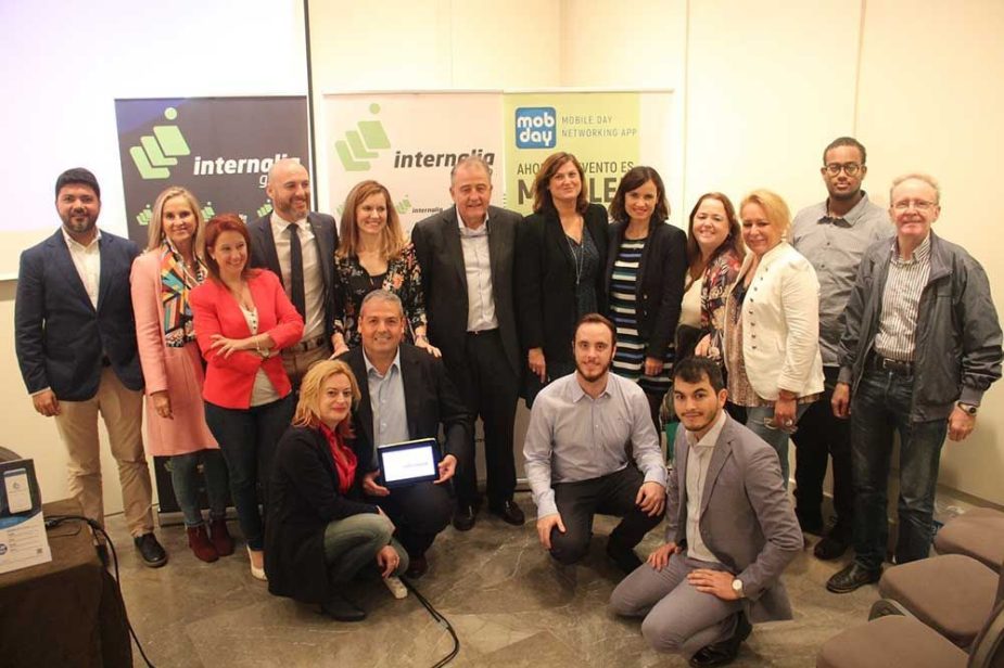 Grupo de participantes durante la presentación