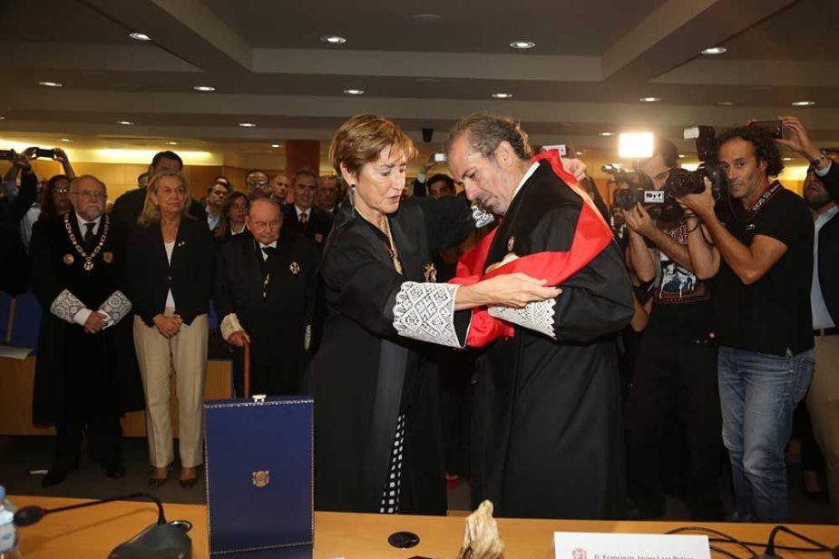 La presidenta del CGAE impone la Gran Cruz al decano de ICAMALAGA
