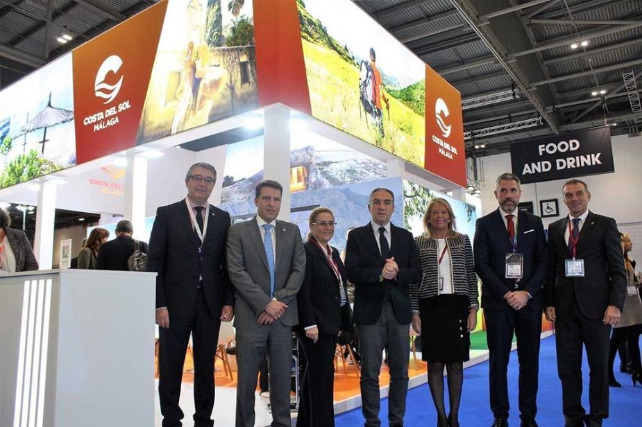 Elías Bendodo junto con representantes de los distintos municipios de la provincia en la World Travel Market