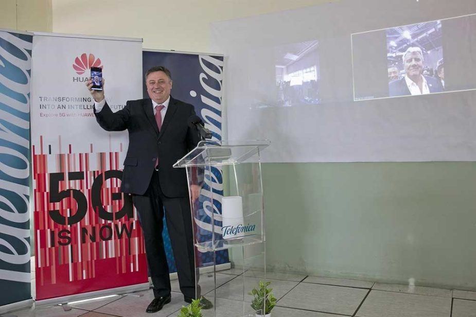 Jerónimo Vilchez (Telefónica) estableciendo la llamada 5G.