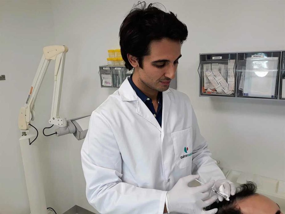 Antonio Burgos, doctor en Cirugía Capilar de Quirónsalud.
