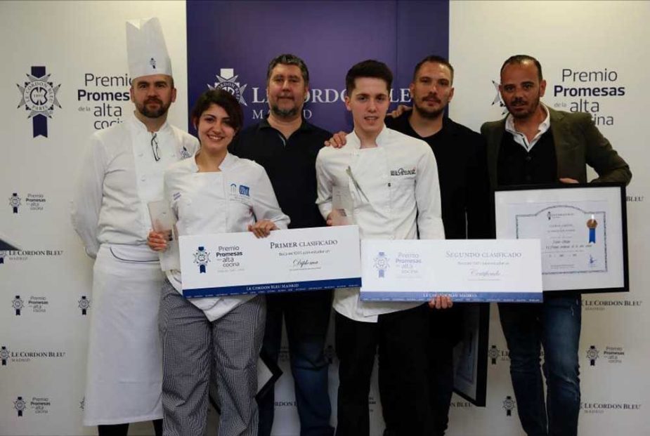 Los chefs José Carlos Fuentes y Aurelio Morales y el resto del jurado posan junto a los ganadores de la sexta edición del Premio Promesas de la alta cocina: María Ángeles García y Alejandro Pérez.