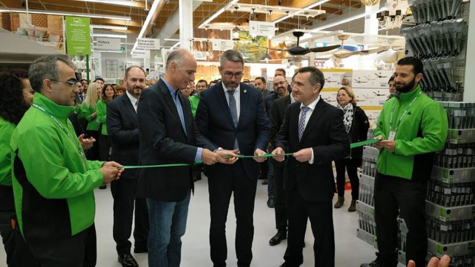 Corte de la cinta de inauguración de Leroy Merlin Mijas