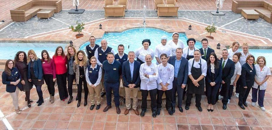 Daniel Peinado, chef Ejecutivo de La Cala Resort, junto a su equipo.