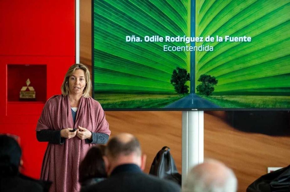 Odile Rodríguez de la Fuente durante una charla.