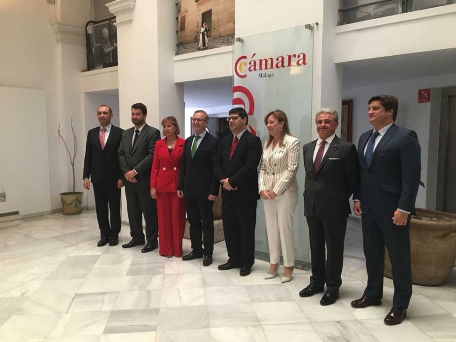 Segundo a la derecha. Rafael Pérez, nuevo Decano del Cuerpo Consular de Málaga.