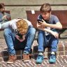 Niños utilizando las nuevas tecnologías.