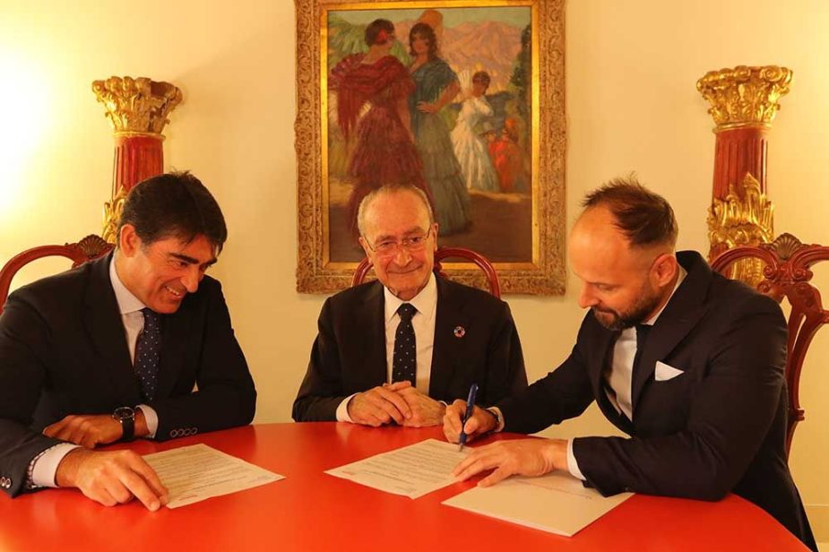 De izquierda a derecha: Sergio Ragel, responsable de Relaciones Institucionales de Cervezas Victoria, Francisco de la Torre, Alcalde de Málaga y Javier Ferrer, Gerente del Museo Carmen Thyssen Málaga.