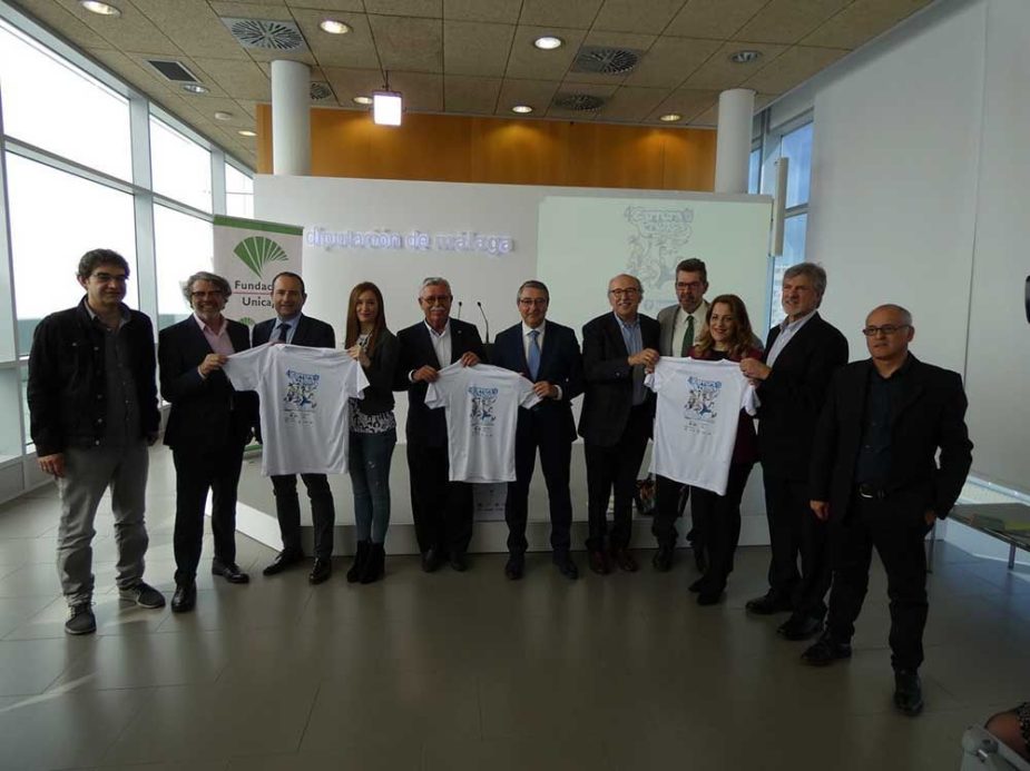 Los organizadores, patrocinadores y colaboradores de la IV Carrera de la Prensa, así como los directores de medios de comunicación de Málaga posan con la camiseta de la cuarta edición la prueba deportiva.
