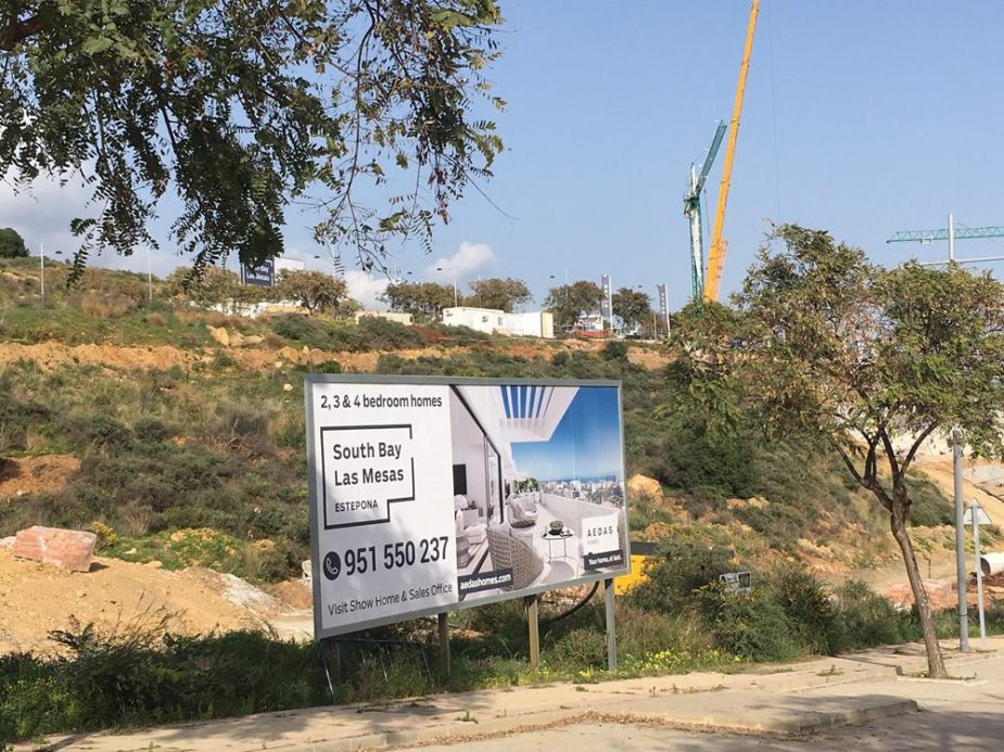 Imagen de los terrenos en los que AEDAS Homes promueve South Bay Las Mesas con el piso piloto al fondo.