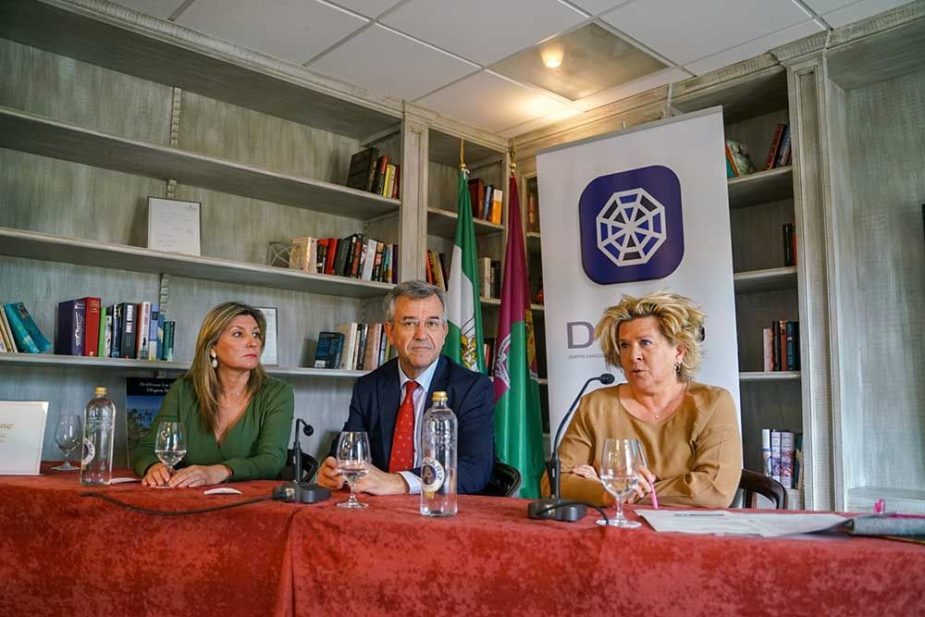 De izda. a dcha. Anda Velasco, concejal de Urbanismo del Ayo. Estepona; José Mª García Urbano, alcalde de Estepona y Laura Pou, presidenta de DOM3