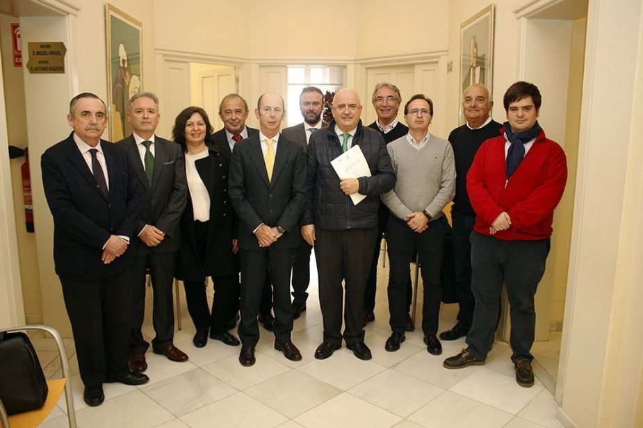 La junta directiva de FUNTIMER con el notario