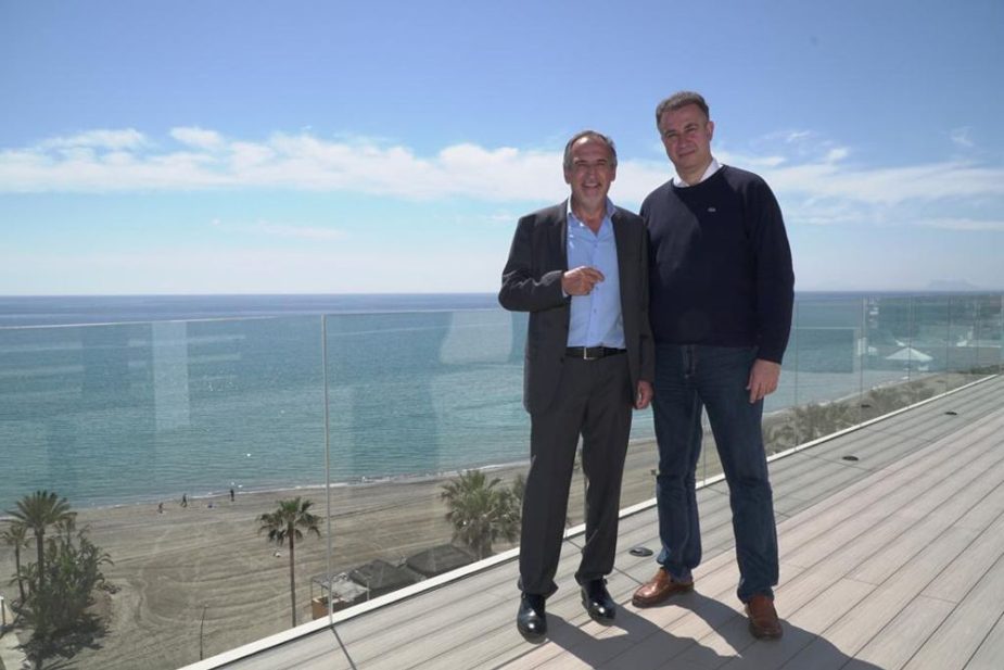 Michel Dupey, director de Les Rivages (izda.) junto con Manuel Aguilar, teniente de alcalde del Ayuntamiento de Estepona.