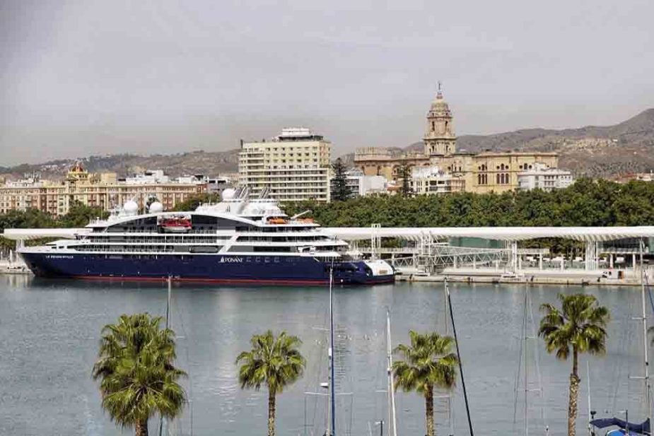 Le Bougainville atracado en el Muelle Dos frente al Palmeral de las Sorpresas.