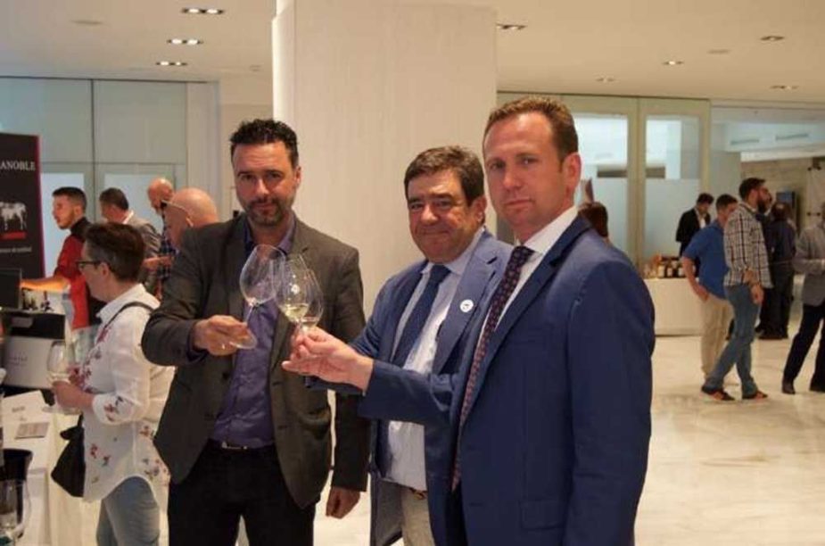 (De izquierda a derecha) El Director de la Agencia de Gestión Agraria y Pesquera de Andalucía, Raúl Jiménez Jiménez, el Secretario General de Agricultura, Ganadería y Alimentación, Vicente Pérez García de Prado, y el Director General de Narbona Solís, Juan Carlos Narbona Solís.