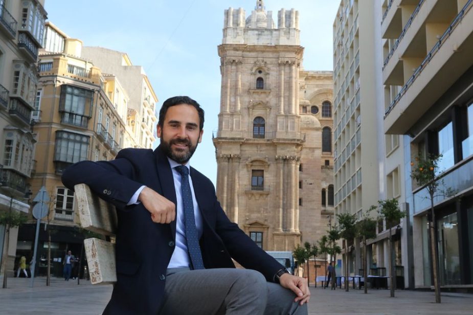 Dani Pérez, candidato socialista, en la calle Molina Lario.