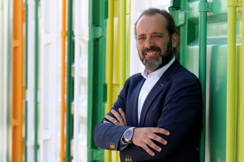 Juan Cassá, candidato por Ciudadanos, en los exteriores del Campus de Teatinos.