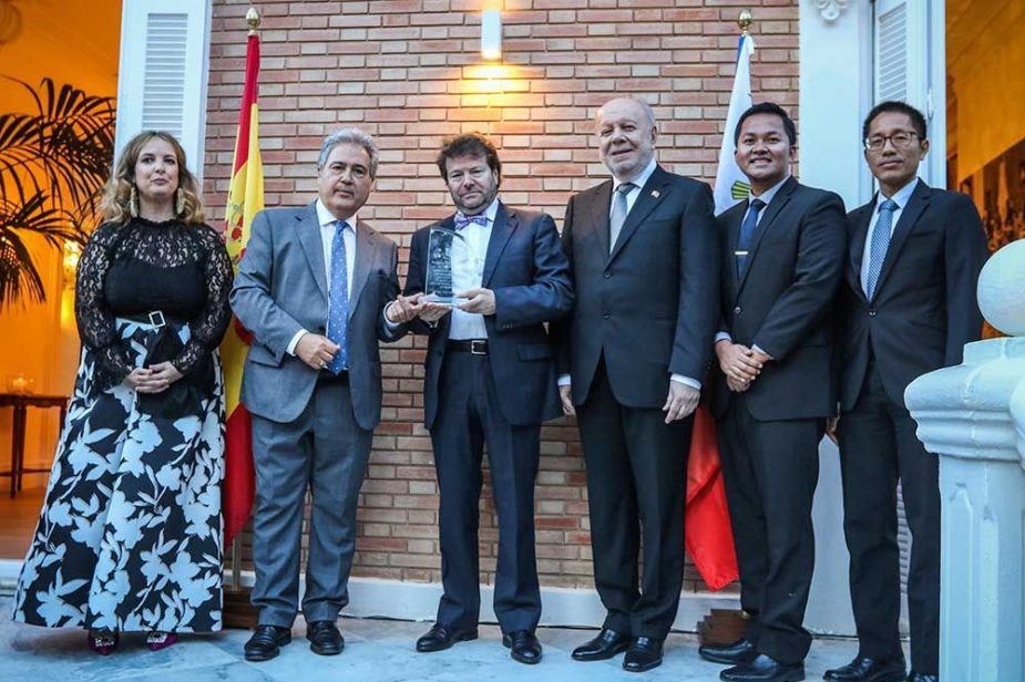 El embajador de Filipinas entregando los premios.