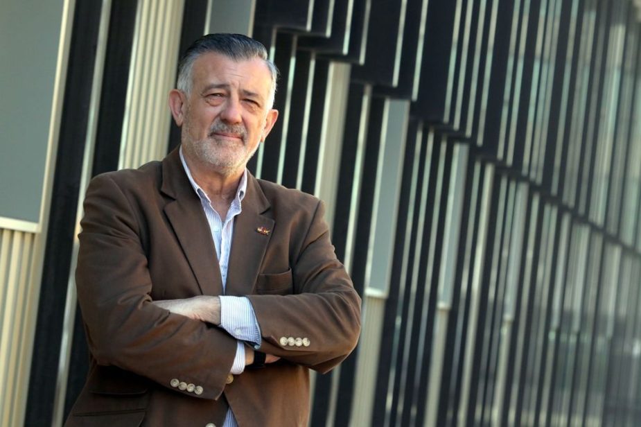 José Enrique Lara, candidado por Vox, en el entorno del Guadalmedina.