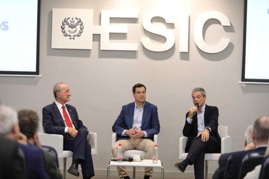 De izquierda a derecha: Francisco de la Torre (alcalde de Málaga); Juanma Moreno (Presidente de la Junta); Ignacio de la Vega (Director del campus ESIC de Málaga).