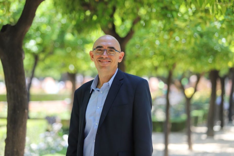 Eduardo Zorrilla, candidato por Adelante Málaga, en los jardines próximos al Ayuntamiento de Málaga.