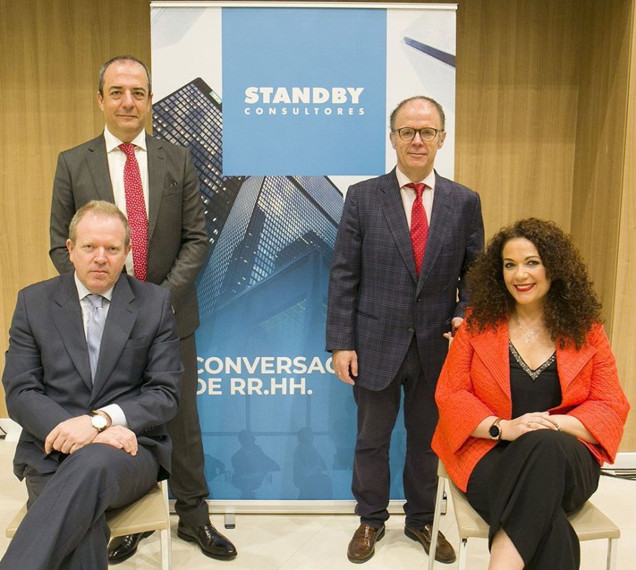 A la izquierda (de pie), Pedro García, director de Standby Consultores y José Cuéllar, responsable de RRHH de Coca-Cola European Partners. A la derecha, responsables de la Gestión de Recursos Humanos de Lactalis Puleva, Sonia Rodríguez; y de Mayoral Moda Infantil, Luis Delgado.