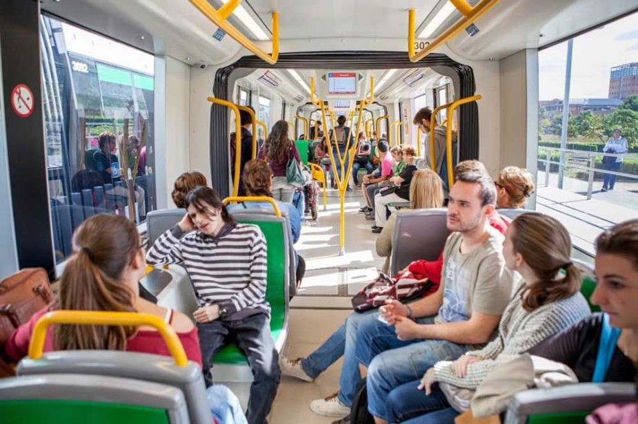 Usuarios de Metro de Málaga.