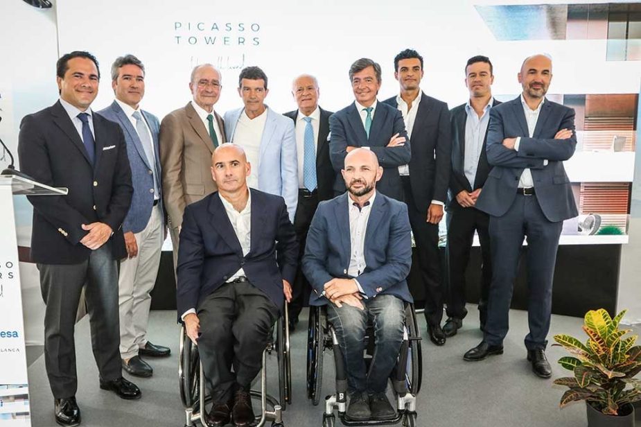 Antonio Banderas y Francisco de la Torre junto con los responsables del proyecto.
