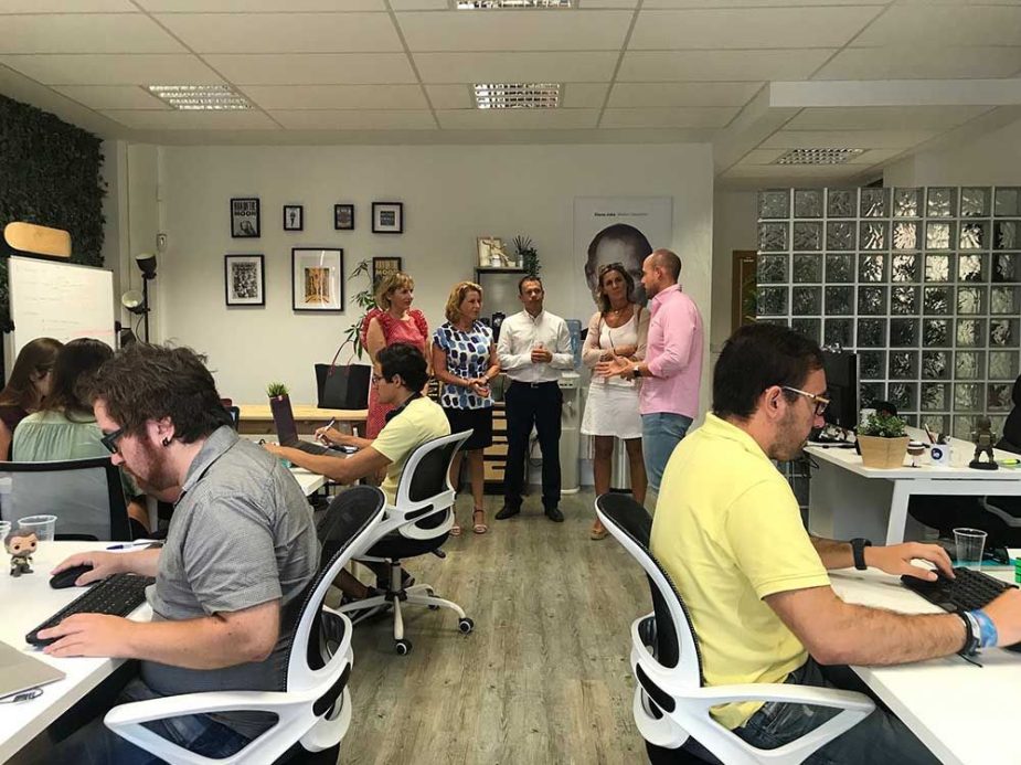 Visita de la delegada de Empleo y Economía, Carmen Sánchez, a la plataforma Taalentfy