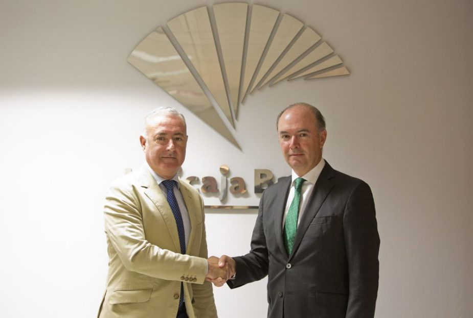 Unicaja y el Colegio han renovado el convenio de colaboración.