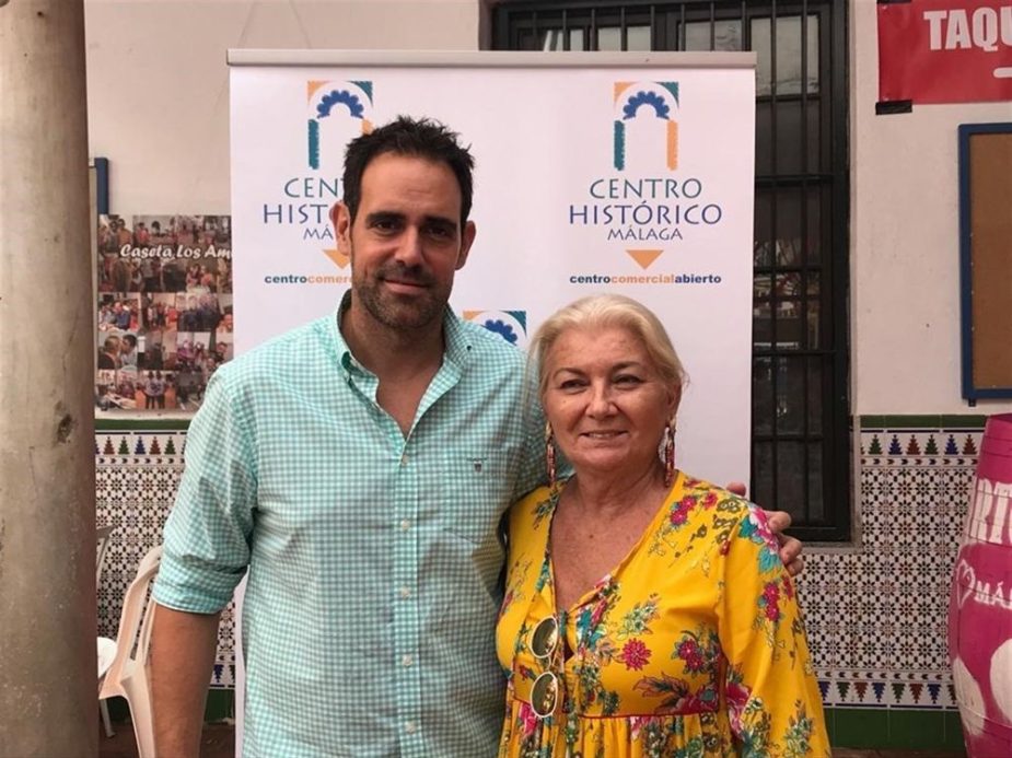Juan Frutos y Juanibel Vera en la firma del acuerdo.
