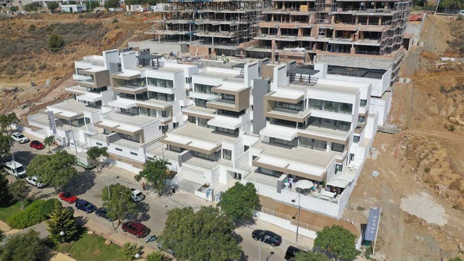 Recta final de obras de la promoción South Bay Las Mesas de AEDAS Homes en Estepona.