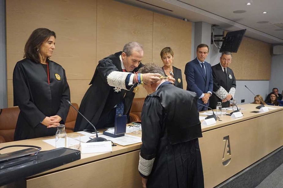 El decano de ICAMALAGA le impone la Medalla de Honor a Javier Cremades