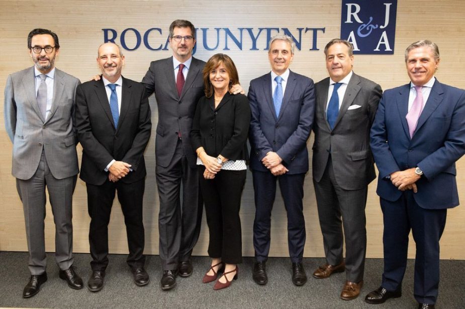 Firma de Roca Junyent y BMyV Abogados.