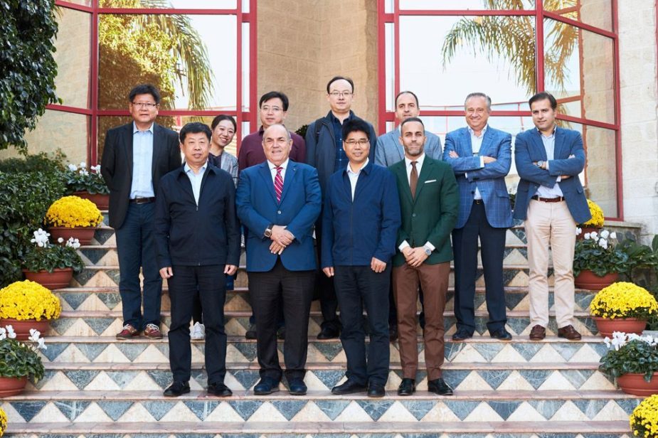 Delegación china junto a directivos de Famadesa.