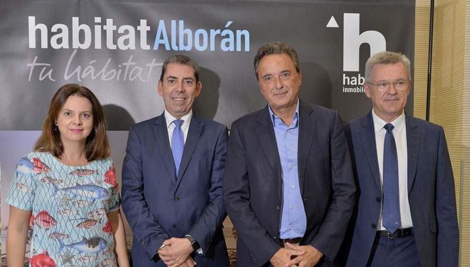 Acto de presentación de Habitat Alborán. De Izda. a dcha: Maribel Tocón, Primera Teniente de Alcalde en Ayuntamiento de Torremolinos; José Carlos Saz, Consejero Delegado de Habitat Inmobiliaria; José Ortiz,Alcalde de Torremolinos; Alejandro Pérez de HCP Arquitectos.