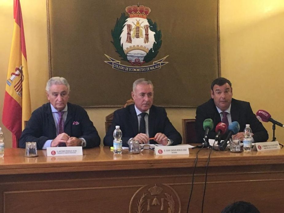 De izquierda a derecha, Antonio Pedraza, vocal; Juan Carlos Robles, decano, y Fernando del Alcázar, director de estudios económicos.