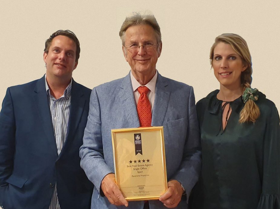 Entrega del premio a Panorama Properties.