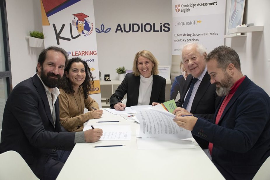 Firma de acuerdo entre Audiolís y Cambridge.