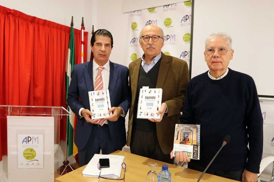 De izquierda a derecha:, Ramón Jiménez, consejero delegado del Grupo Antequera Golf; Rafael Salas y Carlos P. Ariza, presidente y vicepresidente, respectivamente, de la Asociación de la Prensa de Málaga